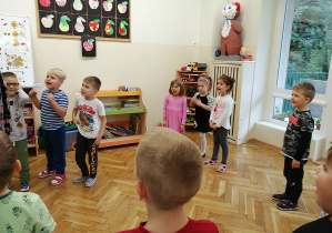 dzieci wyśpiewują sylaby na podaną melodię